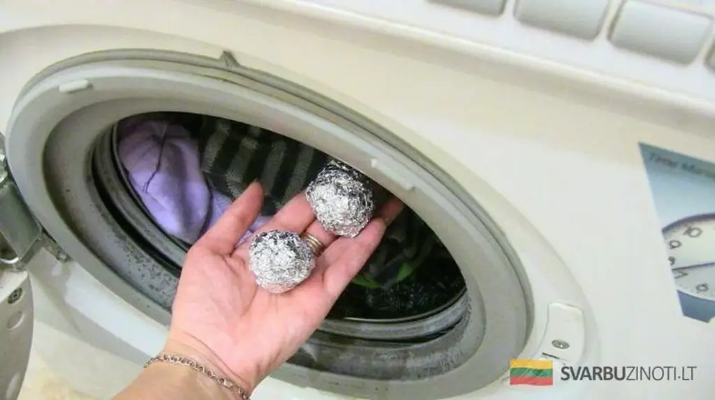 Zapomnij o wybielaczach. Kulki z folii aluminiowej to sekret czystszych ubrań w Twojej pralce.
